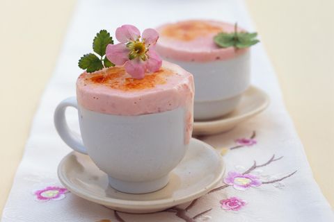 Karamellisiertes Joghurt-Erdbeer-Parfait