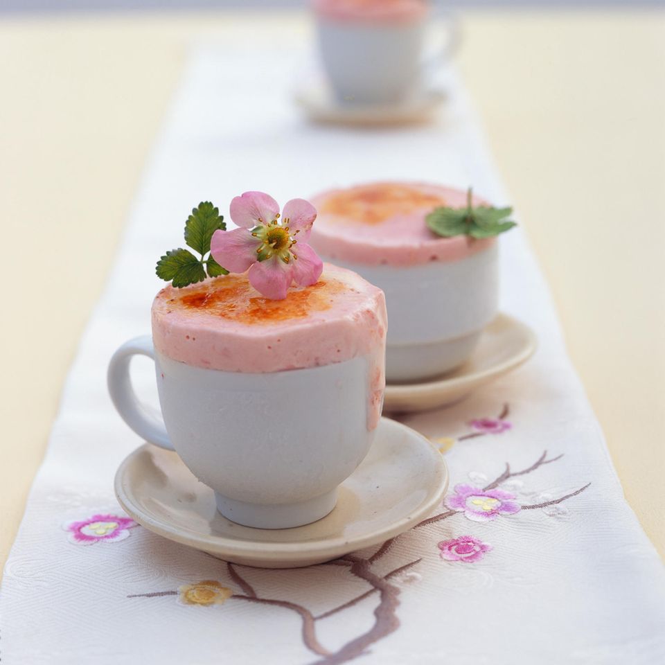Karamellisiertes Joghurt-Erdbeer-Parfait