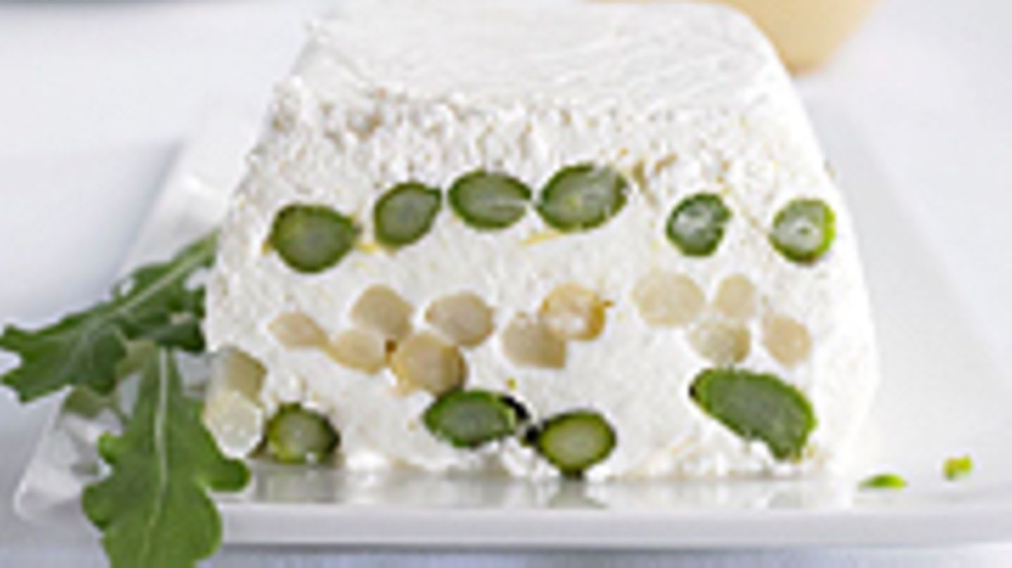 Erfrischende Spargelterrine mit Weißwein-Schaum | BRIGITTE.de