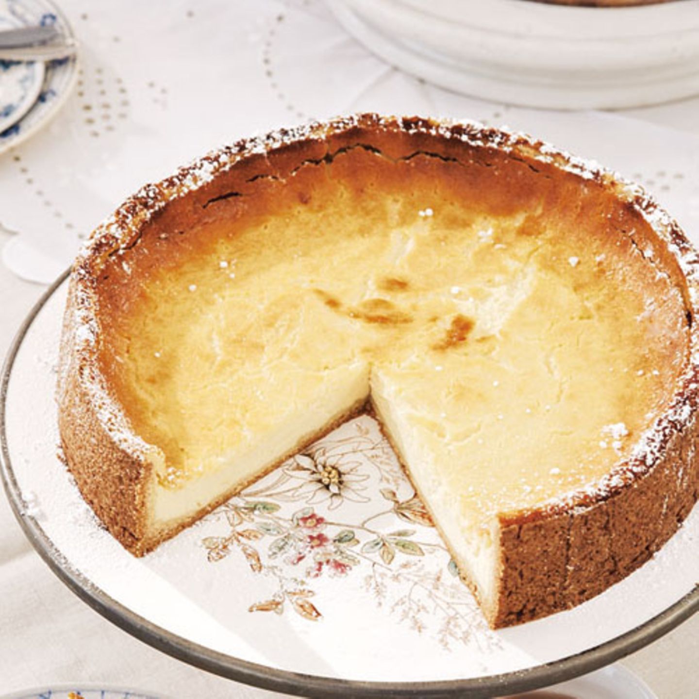 Käsekuchen mit Sahne