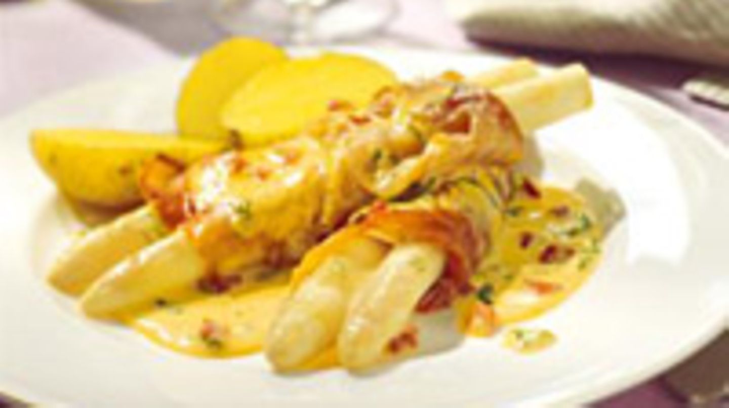 Schinken-Spargel-Röllchen mit Tomaten-Basilikum-Hollandaise | BRIGITTE.de