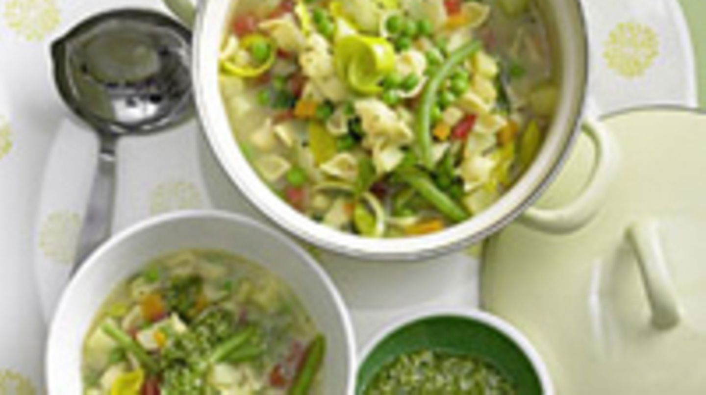 Sommergemüsesuppe mit Pesto | BRIGITTE.de