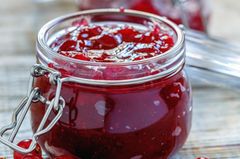 Johannisbeer-Apfel-Gelee mit Vanille Johannisbeer-Apfel-Gelee mit Vanille