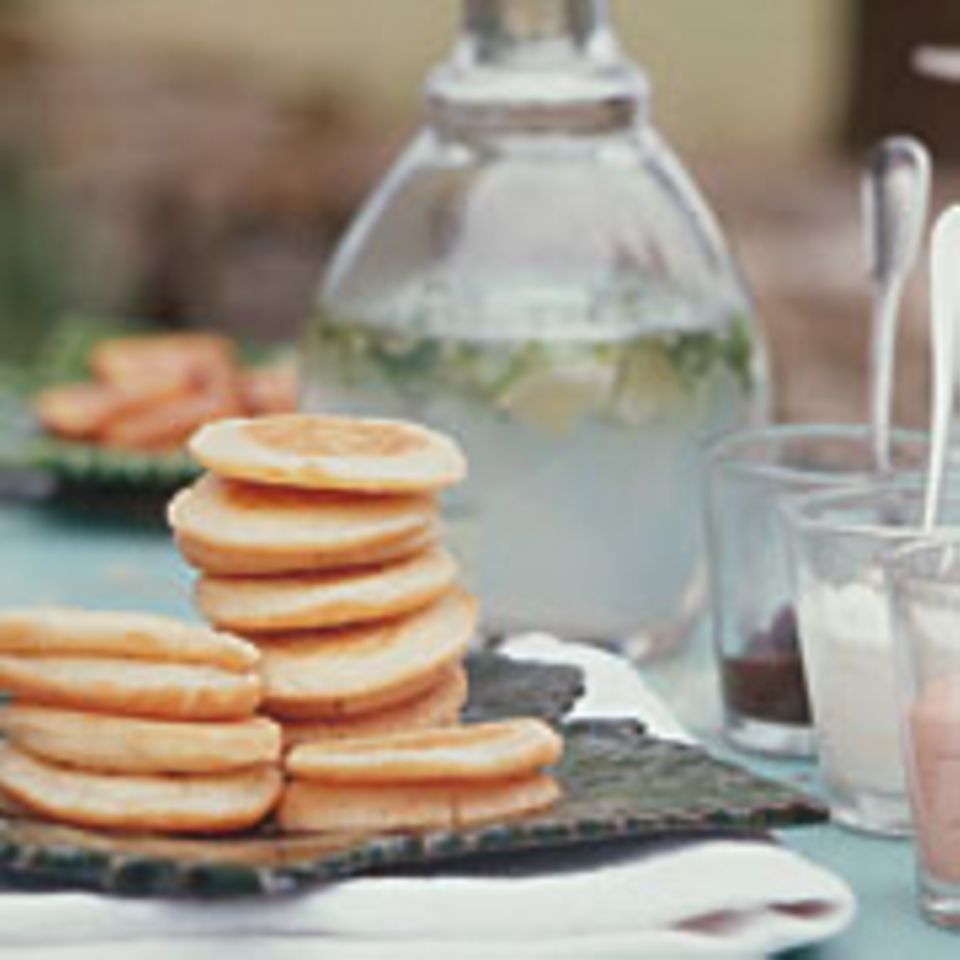Kleine Buchweizenpfannkuchen mit Kaviarcreme