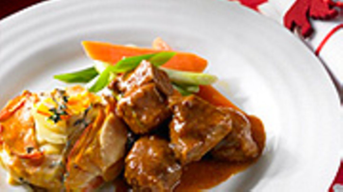 Ragout von der Putenkeule mit Kartoffel-Kürbis-Gratin | BRIGITTE.de