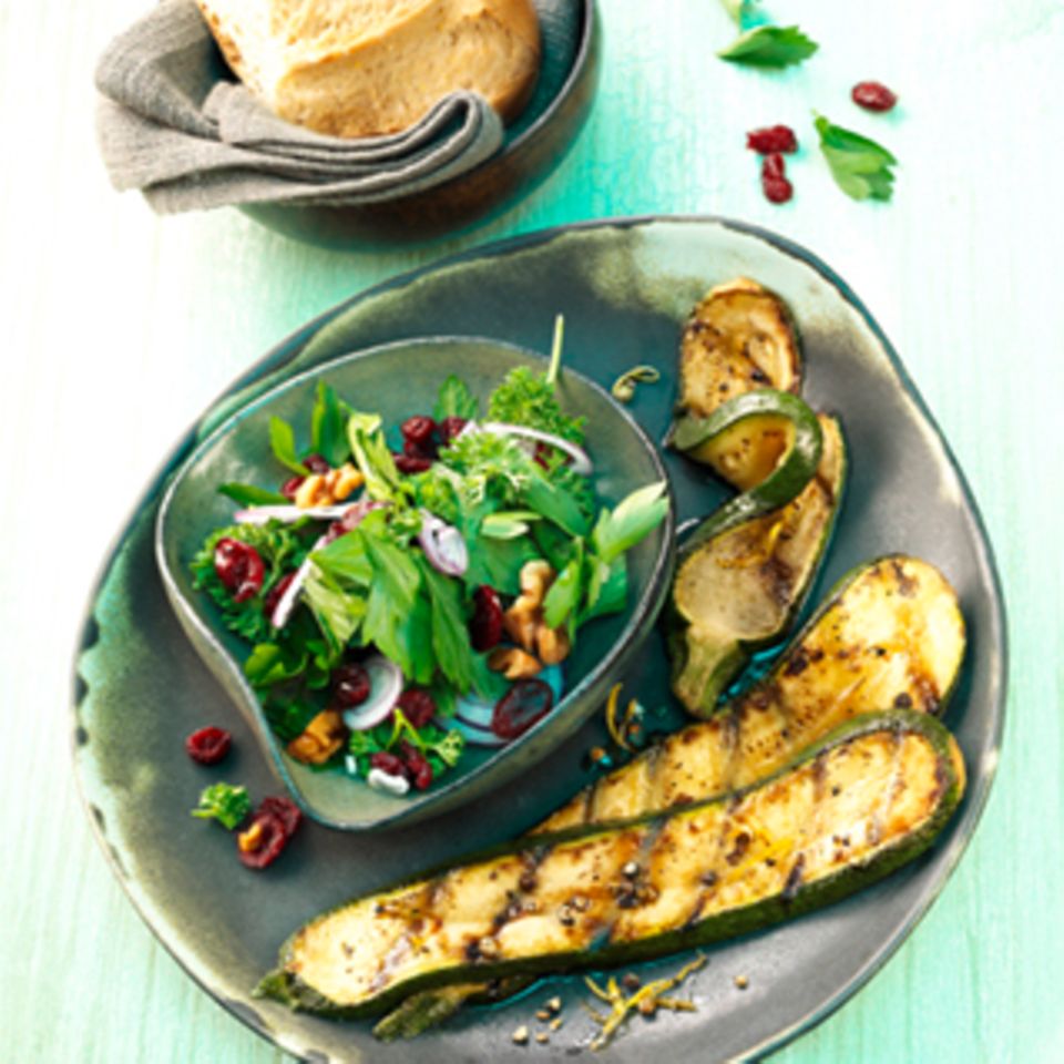 Gegrillte Zucchini mit Cranberry-Petersilien Salat