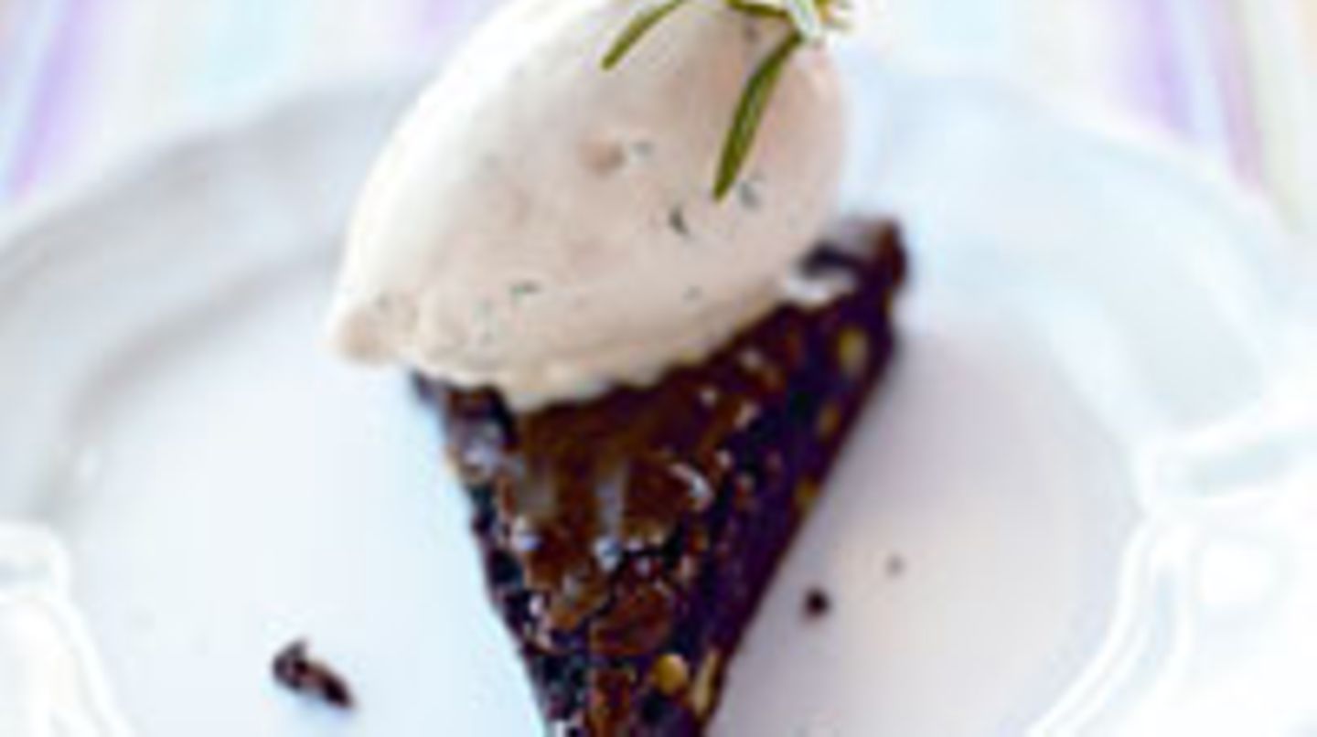 Warmer Pinienkuchen mit Rosmarineis | BRIGITTE.de Warmer Pinienkuchen mit Rosmarineis | BRIGITTE.de