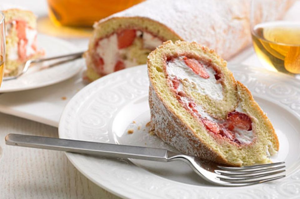 Biskuitrolle mit Erdbeeren