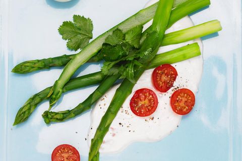 Grüner Spargel mit Tomatencreme