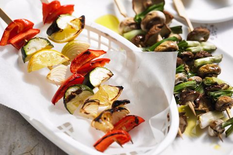 Gemüsespieße grillen: Pilz-Spieße und Paprikaspieße auf Tellern