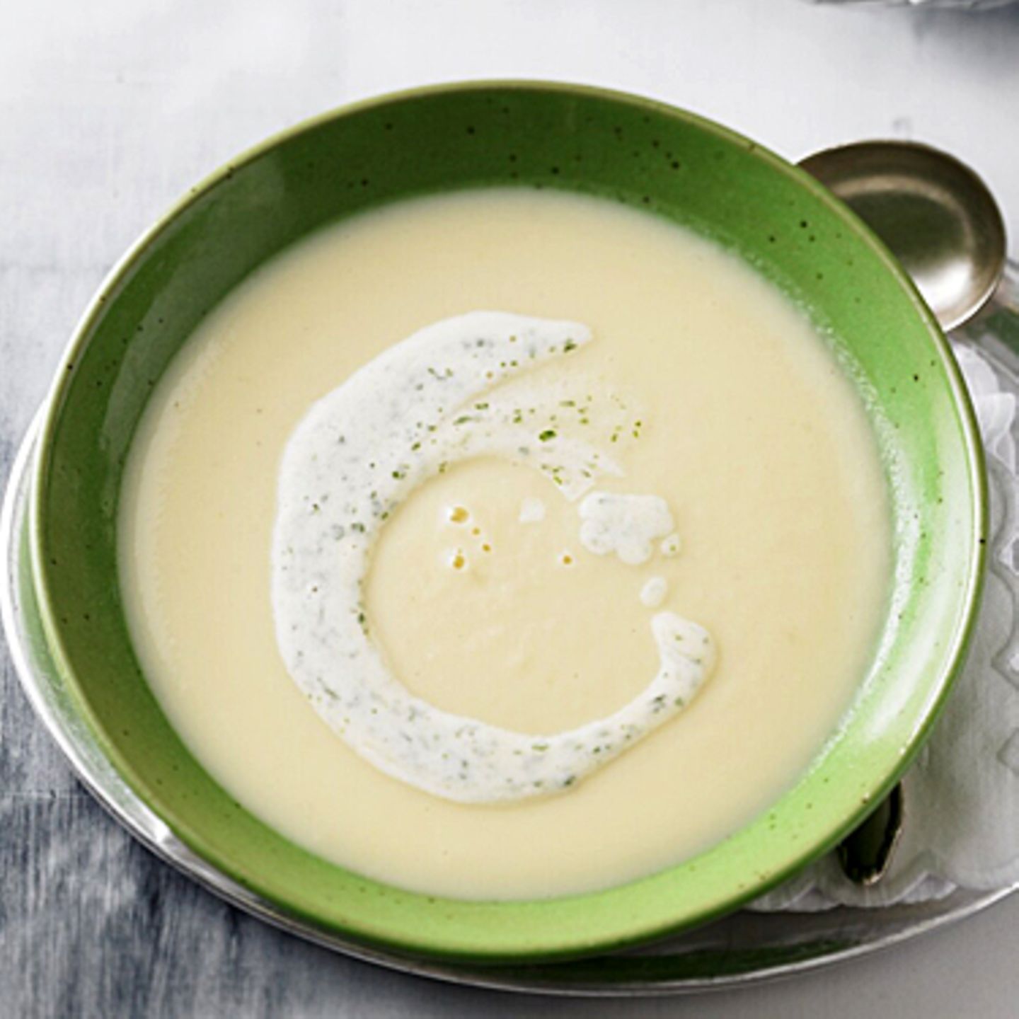 Pastinaken-Cremesuppe mit Kräutersahne | BRIGITTE.de