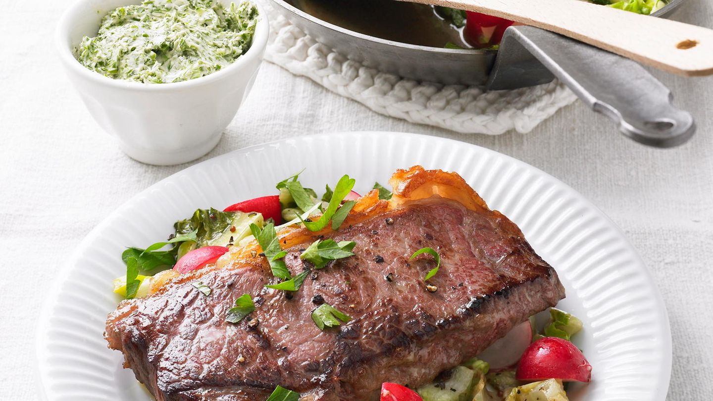 Steak auf lauwarmem Salat mit Zitronen-Kräuter-Butter | BRIGITTE.de