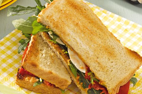 sandwich-mit-ei-erdnuessen-und-paprika-500.jpg