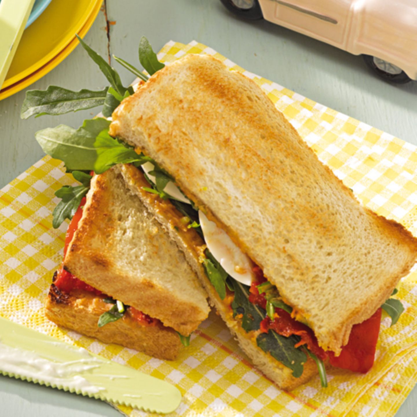 sandwich-mit-ei-erdnuessen-und-paprika-500.jpg