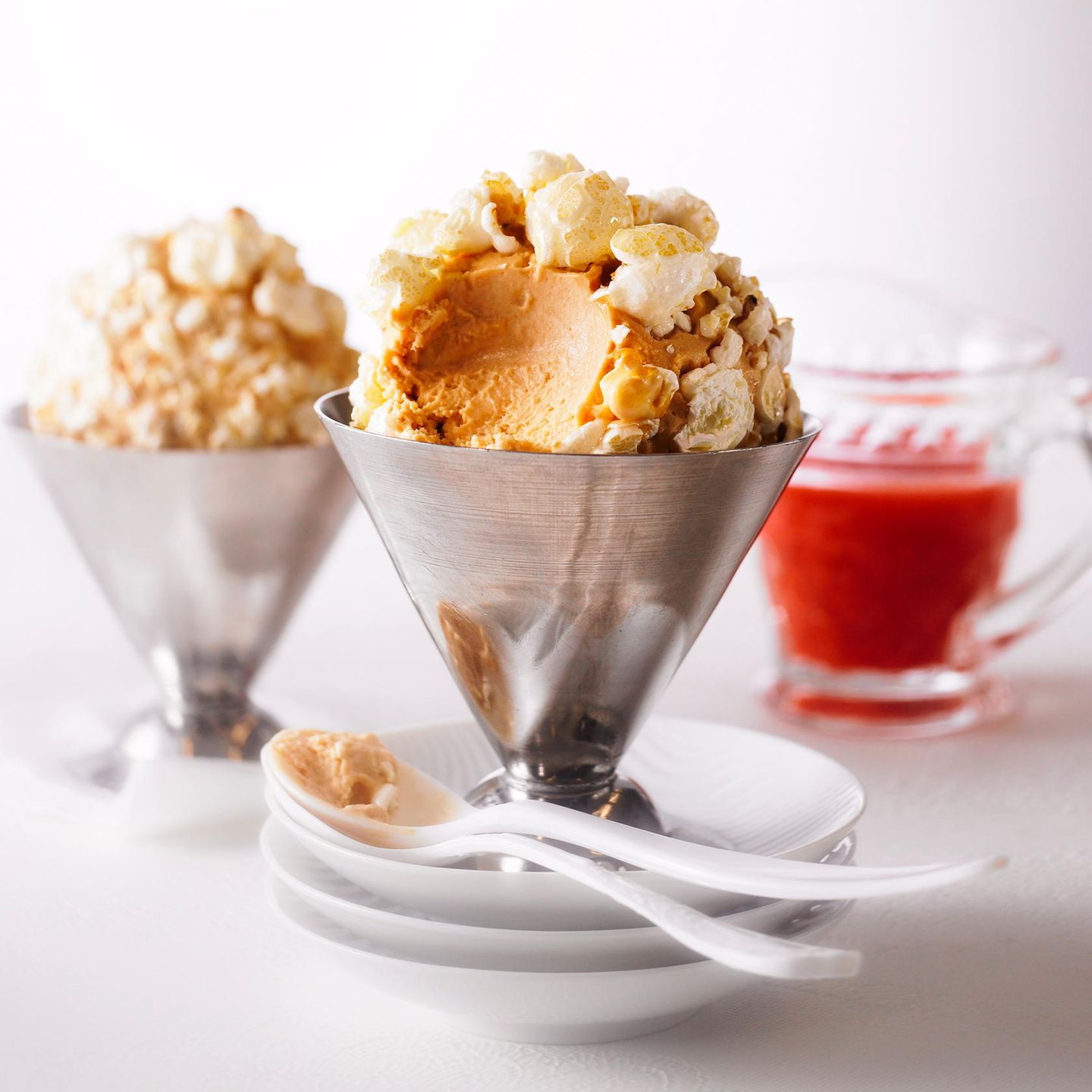 Karamell-Eis mit Popcorn und Erdbeersoße
