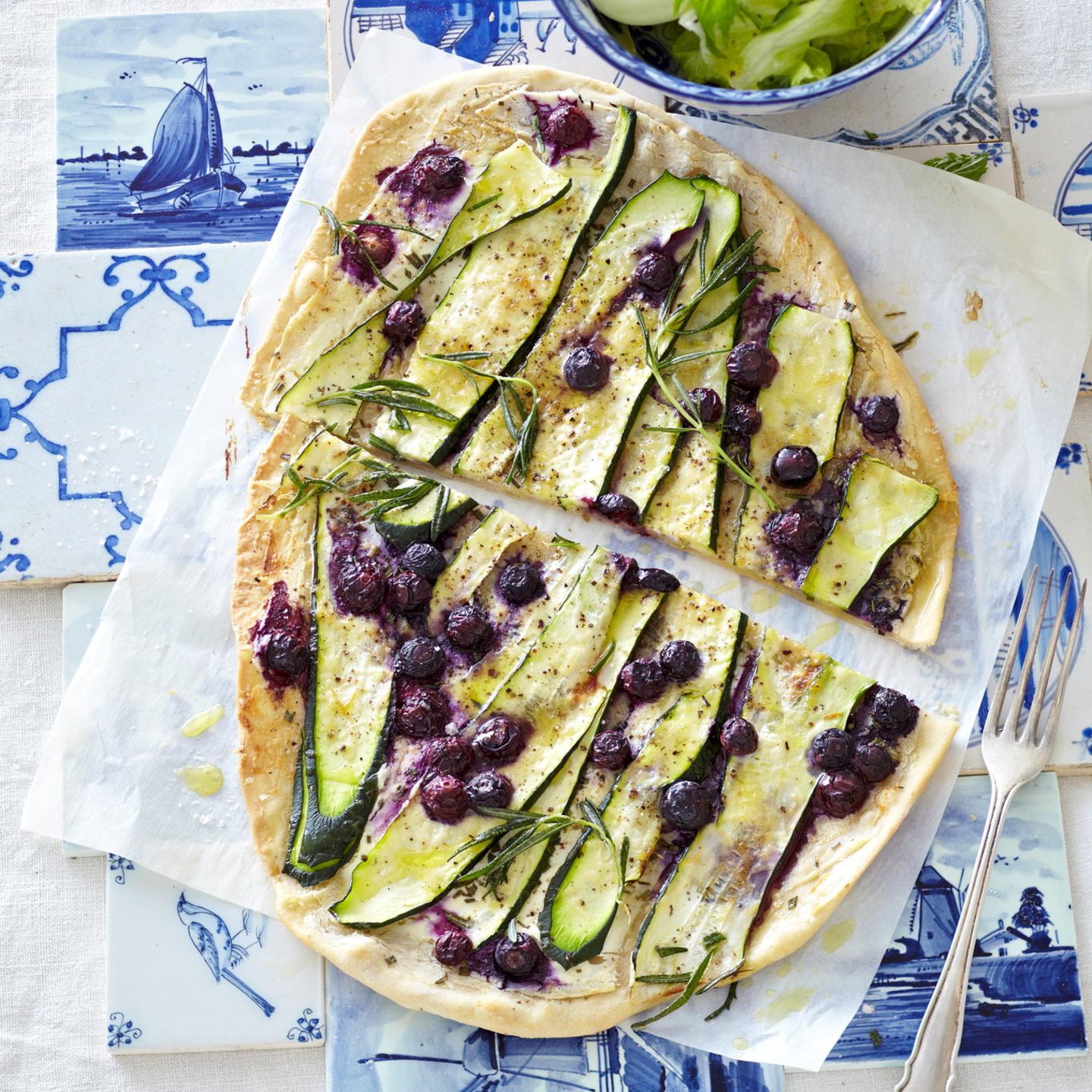 Zucchini-Blaubeer-Flammkuchen