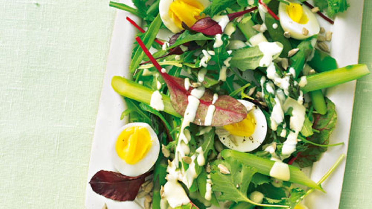 Spargelsalat mit Ei und Sahnejoghurt | BRIGITTE.de