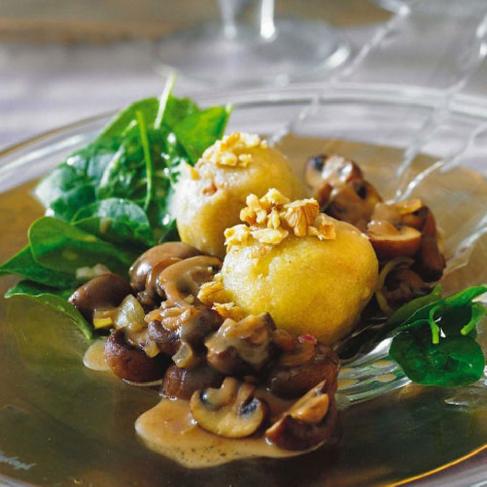 walnuss-kloesse-mit-wuerzigen-champignons-und-spinatsalat.jpg