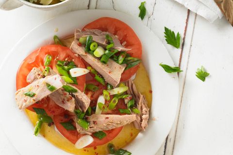 Tunfisch auf Ochsenherztomate mit Kräuter-Pasta