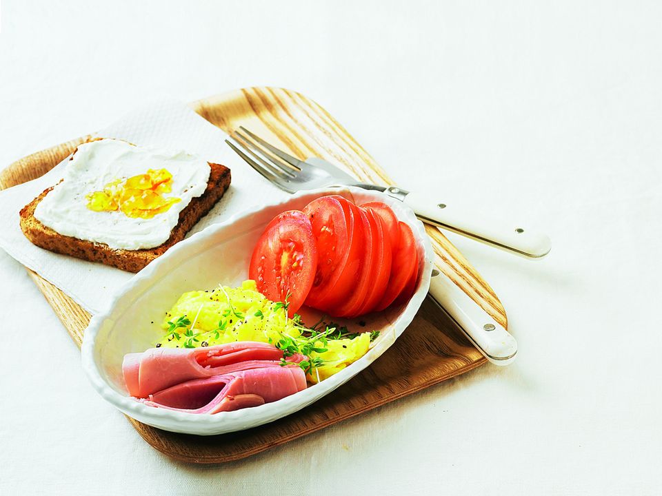 Parmesan-Rührei_mit_Grillschinken.jpg Parmesan-Rührei_mit_Grillschinken.jpg
