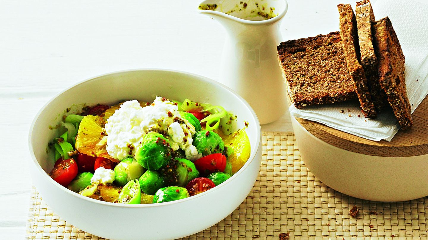 Kohlsalat mit Orange und Hüttenkäse | BRIGITTE.de