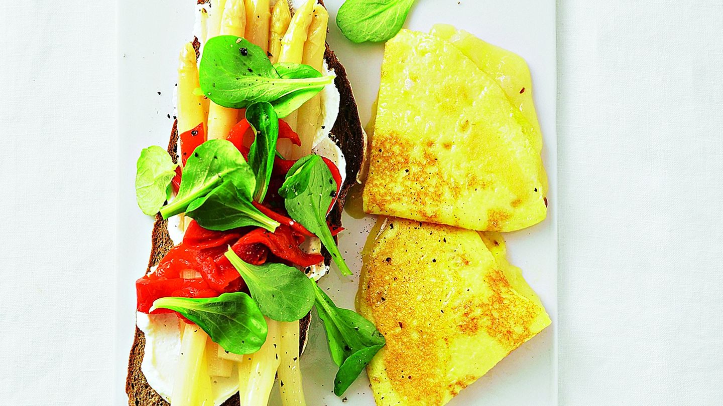 Röstbrot mit Omelett und Spargel | BRIGITTE.de