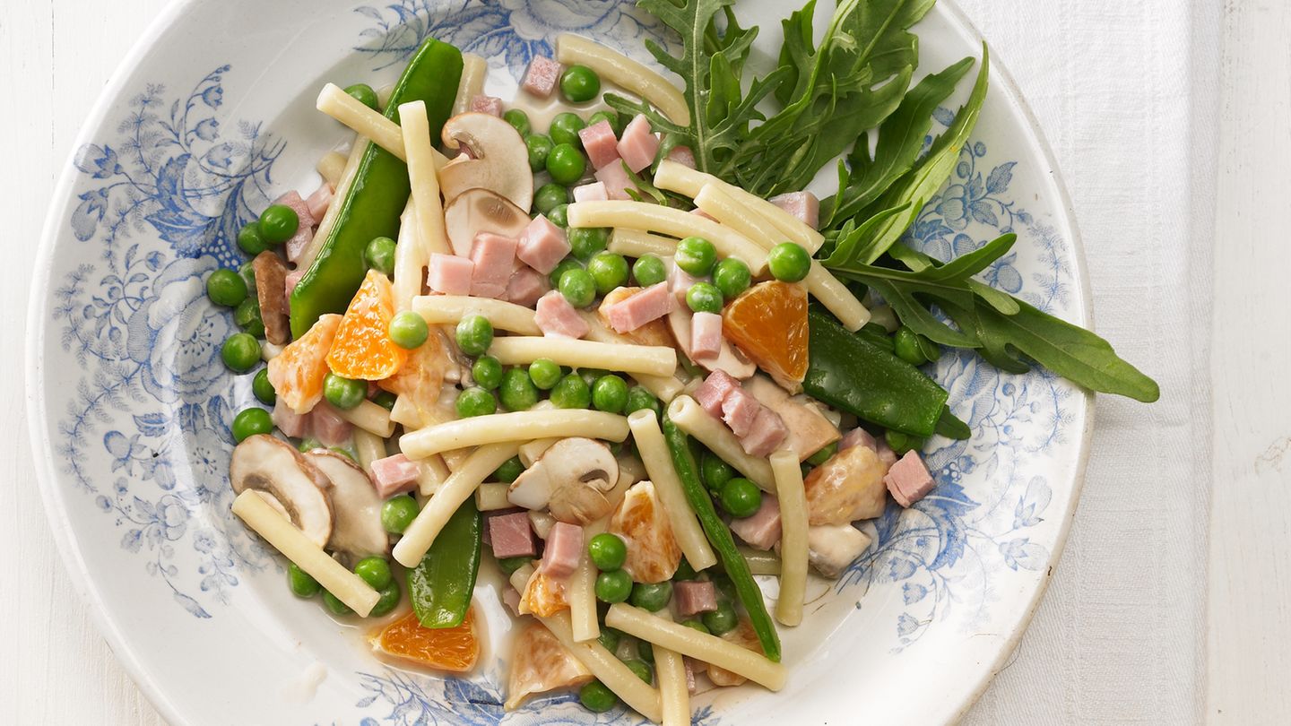Nudelsalat mit Erbsen | BRIGITTE.de