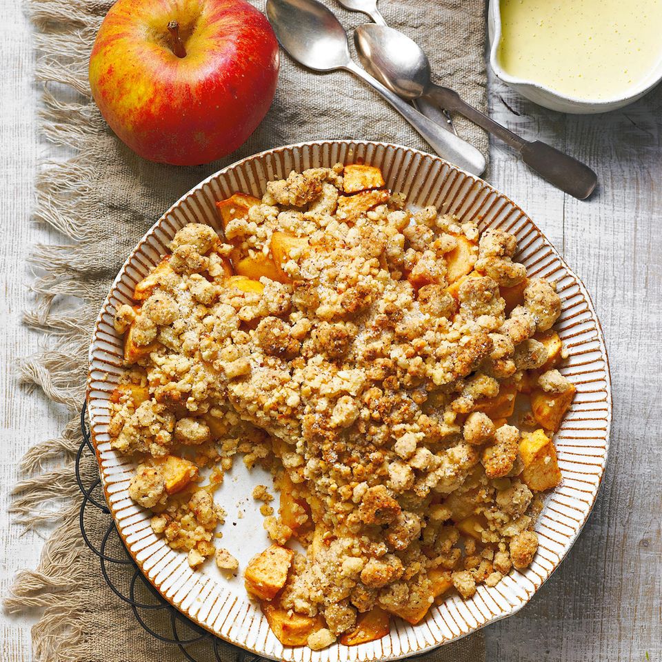 Apfel-Crumble mit Vanillesoße | BRIGITTE.de