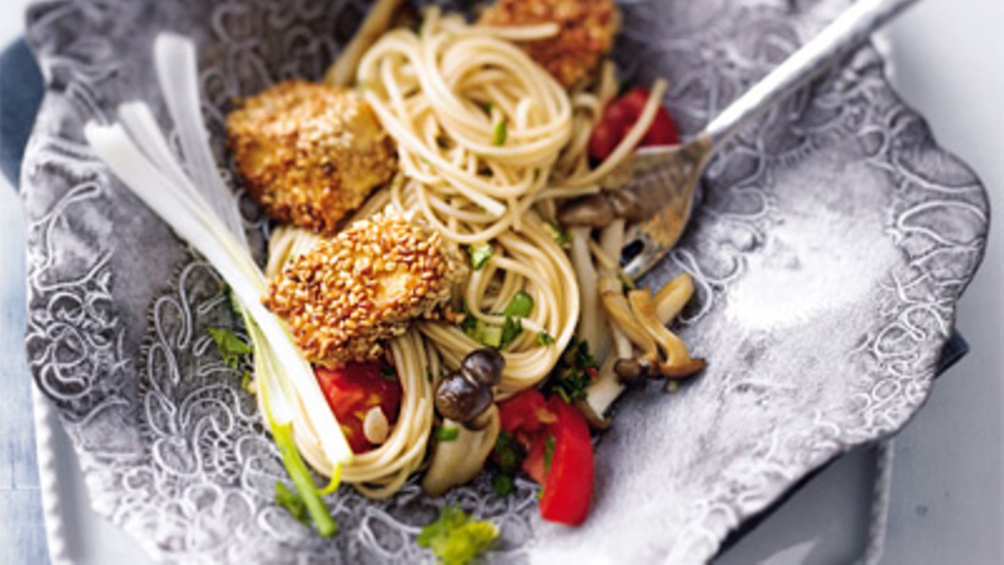 Nudelsalat mit Sesam-Tofu-Würfeln | BRIGITTE.de