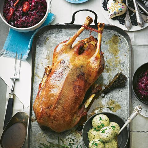 Gans mit Apfel-Zwiebel-Füllung | BRIGITTE.de