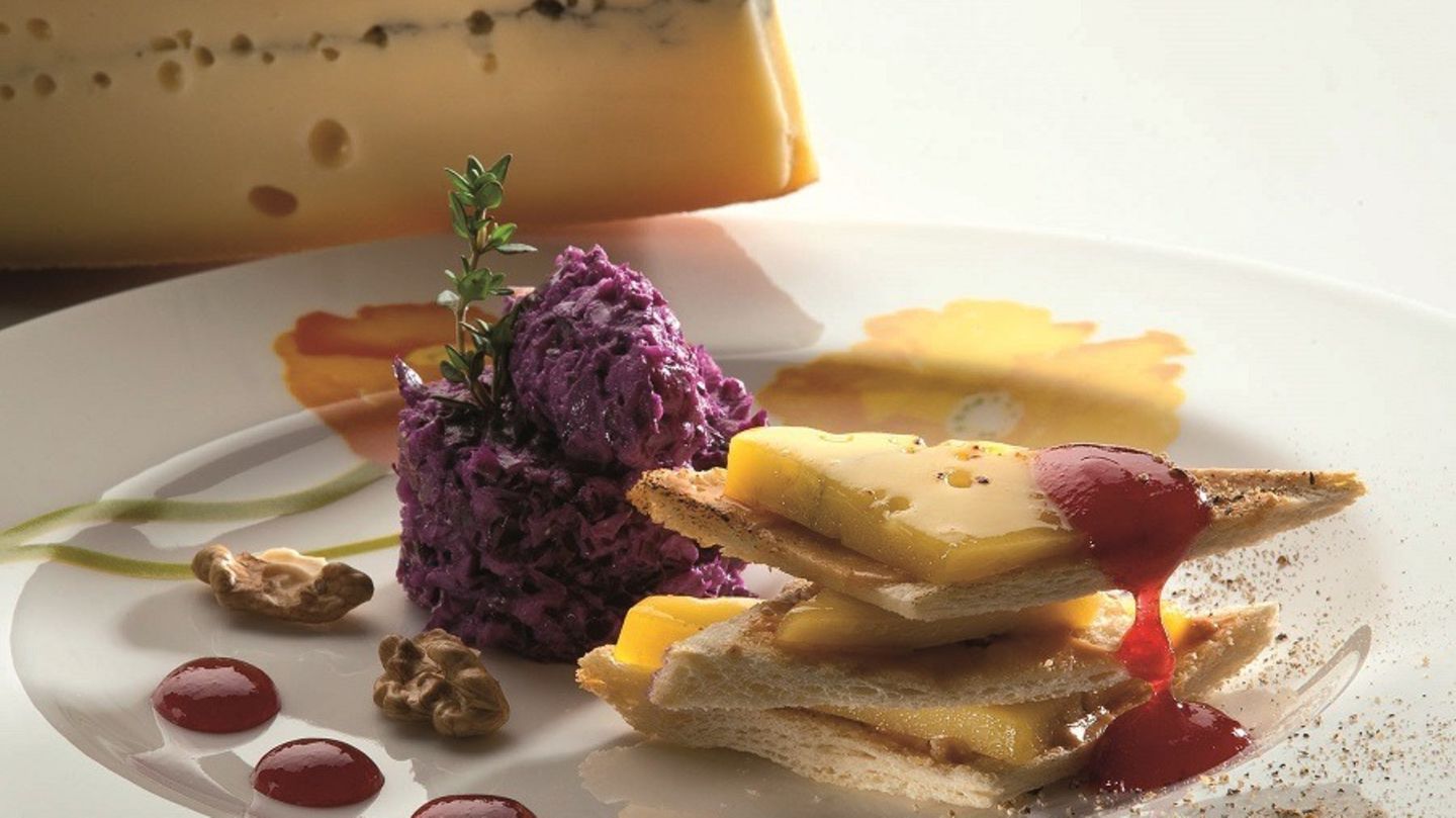 Millefeuille mit Morbier AOP auf einem Salatbett aus gehacktem Rotkohl ...