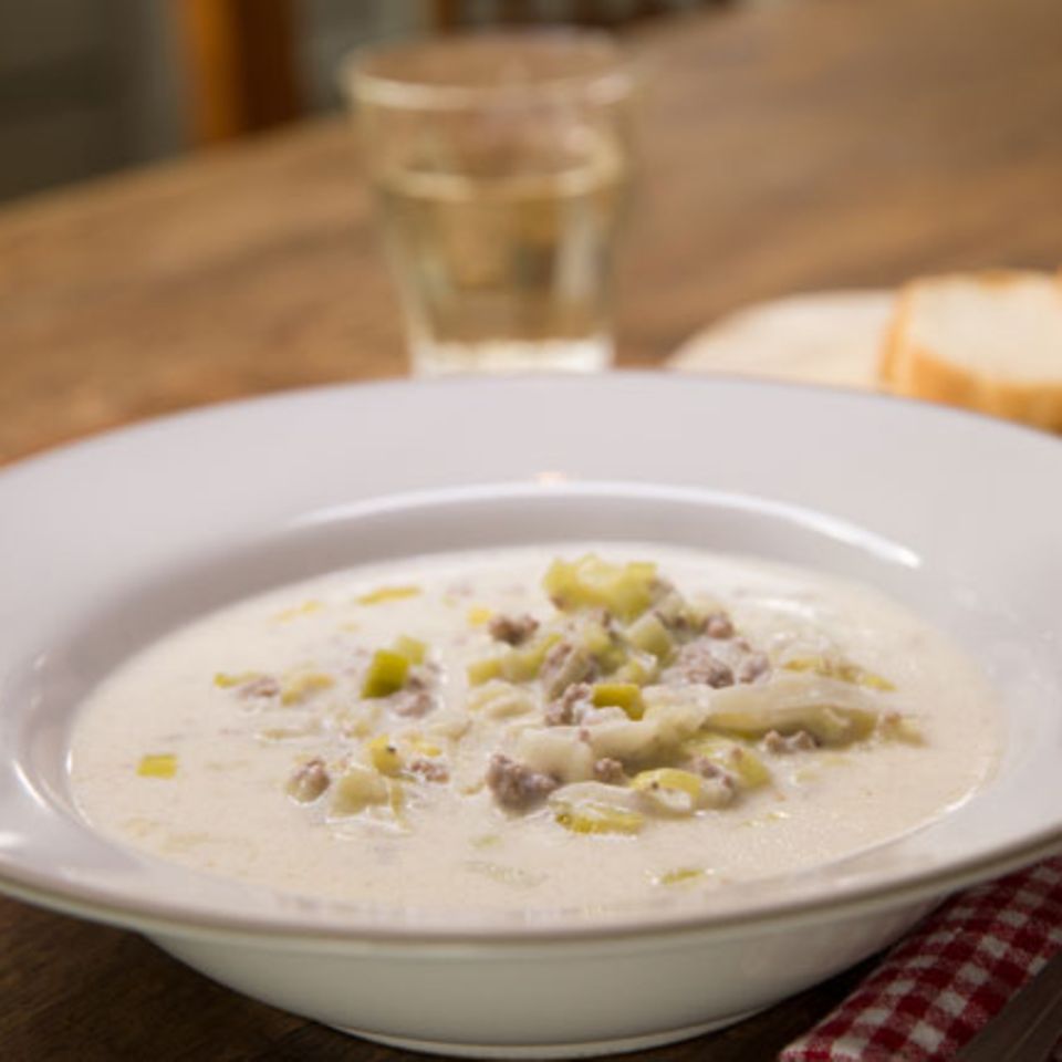 Hackfleisch-Käse-Suppe mit Lauch | BRIGITTE.de