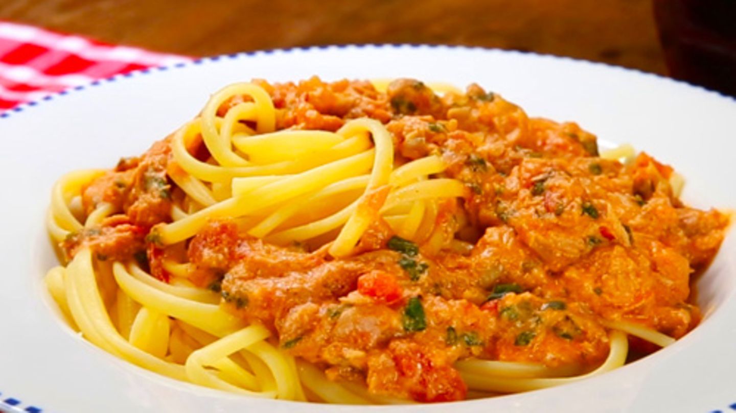 Nudeln mit Thunfisch-Tomatensoße | BRIGITTE.de