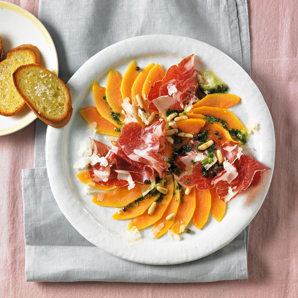 Papaya-Carpaccio mit Coppa und Kräuteröl | BRIGITTE.de