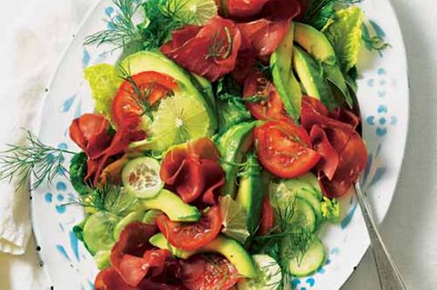 avocado-tomaten-gurken-salat-bresaola-500.jpg
