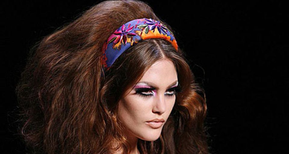 Mehr Volumen für die Haare - wir zeigen euch, wie ihr die "Big Hair"-Frisur stylt Mehr Volumen für die Haare - wir zeigen euch, wie ihr die "Big Hair"-Frisur stylt