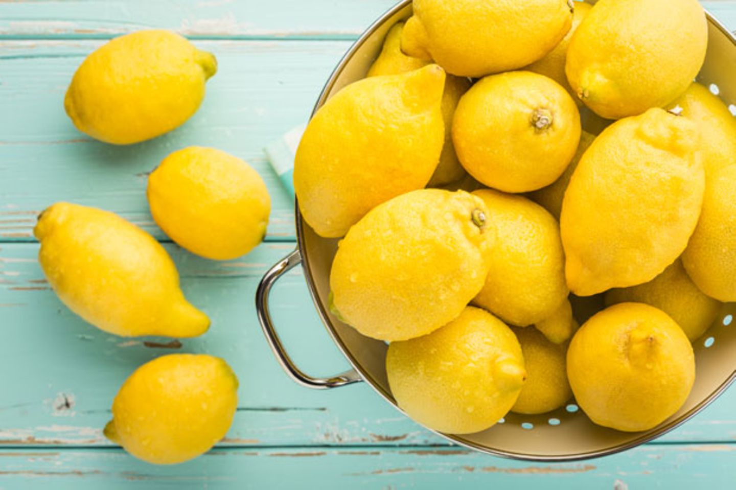 Fatburner-Diät: Zitronen in einem Nudelsieb