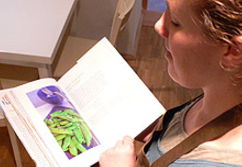 Martina Olufs, Inhaberin des Hamburger "Kochkontor", mit einem ihrer englischsprachigen Kochbücher
