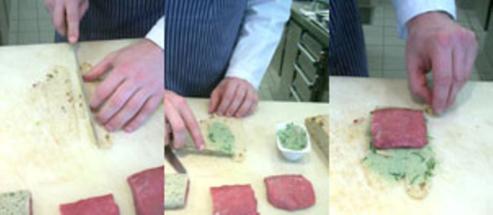 Die dünnen Scheiben werden mit der Farce bestrichen und mit dem Fleisch belegt Die dünnen Scheiben werden mit der Farce bestrichen und mit dem Fleisch belegt