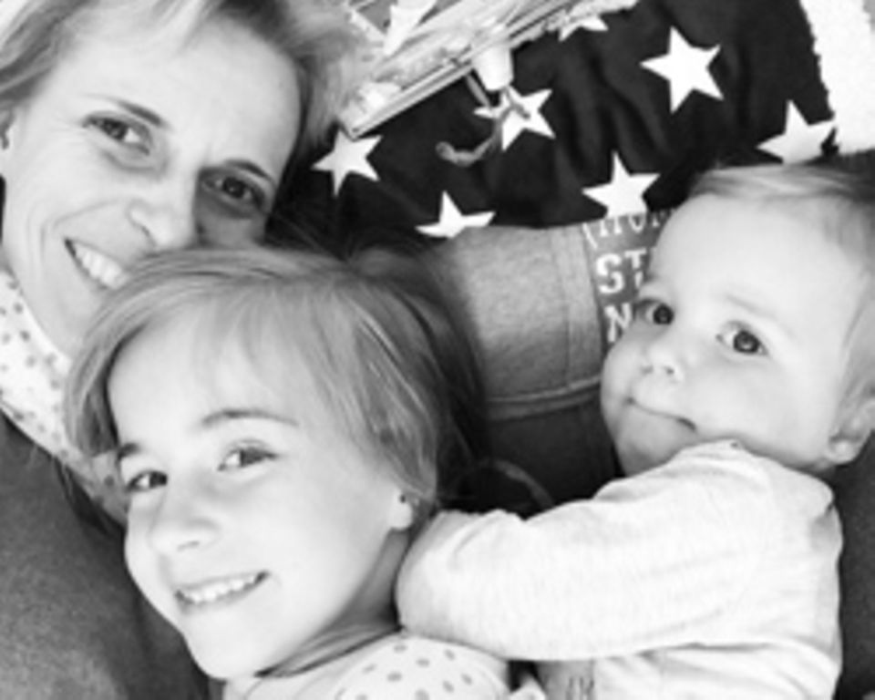 Bloggerin Jessika Rose mit ihren Töchtern Emma und Hannah.