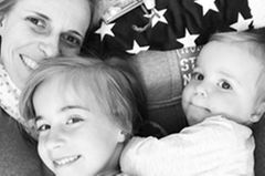 Bloggerin Jessika Rose mit ihren Töchtern Emma und Hannah. Bloggerin Jessika Rose mit ihren Töchtern Emma und Hannah.