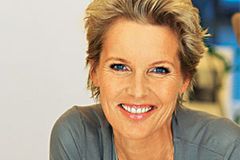 Regina Först studierte Textilbetriebswirtschaft und war Einkaufsleiterin und Personalchefin in internationalen Modefirmen. Sie berät seit mehr als 20 Jahren Personen und Unternehmen und ist Autorin der Bücher "Ausstrahlung: Wie ich mein Charisma entfalte" und "Die sieben Business-Gebote." Regina Först studierte Textilbetriebswirtschaft und war Einkaufsleiterin und Personalchefin in internationalen Modefirmen. Sie berät seit mehr als 20 Jahren Personen und Unternehmen und ist Autorin der Bücher "Ausstrahlung: Wie ich mein Charisma entfalte" und "Die sieben Business-Gebote."