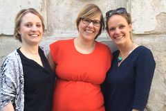 Blogfamilia-Koordinatorin Anne-Luise Kitzerow (Mitte) mit den Preisträgerinnen Märry Raufuss (links) und Lisa Harmann (rechts). Lucie Marshall, die dritte Preisträgerin, konnte nicht persönlich erscheinen, weil sie derzeit im Ausland ist. Blogfamilia-Koordinatorin Anne-Luise Kitzerow (Mitte) mit den Preisträgerinnen Märry Raufuss (links) und Lisa Harmann (rechts). Lucie Marshall, die dritte Preisträgerin, konnte nicht persönlich erscheinen, weil sie derzeit im Ausland ist.