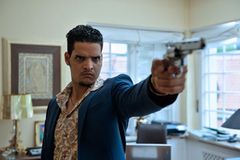 Nasir (Yasin el Harrouk) genießt seinen Diplomatenstatus und fuchtelt mehr als einmal mit der Knarre in der Hand umher. Nasir (Yasin el Harrouk) genießt seinen Diplomatenstatus und fuchtelt mehr als einmal mit der Knarre in der Hand umher.