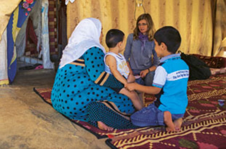 BRIGITTE-Autorin Meike Dinklage im Gespräch mit Maram und ihren Kindern. Die Familie kam vor zwei Jahren ins Camp, damals war Maram mit ihrem jüngsten Sohn schwanger. Sie floh aus Angst, es bei der Niederkunft wegen der Heckenschützen in ihrem Heimatdorf nicht in die Klinik zu schaffen