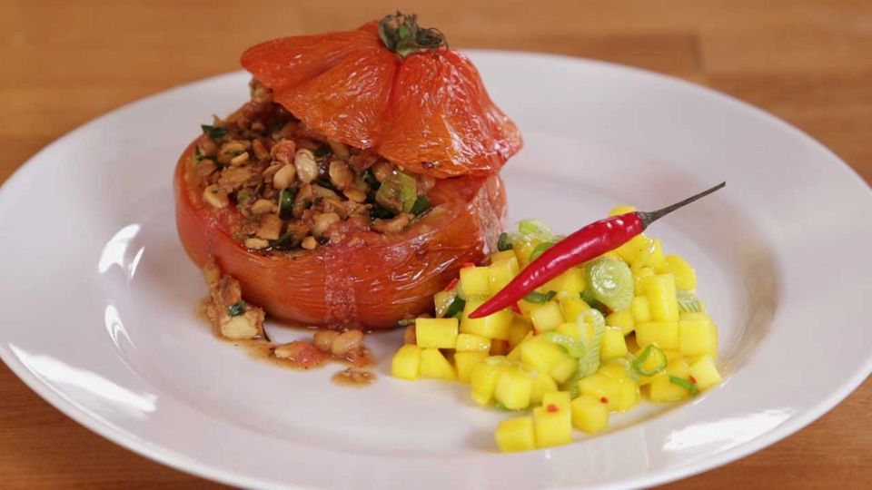 Gebackene Tempeh-Tomaten mit Mango-Chili-Salsa - eine Video-Kochschule