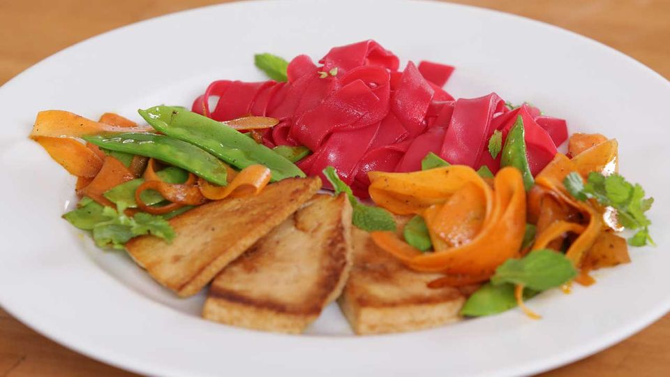 Pinke Reisnudeln mit mariniertem Tofu und buntem Gemüse - eine Video-Kochschule