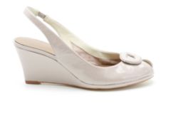 Peeptoe-Wedge in angesagtem Metallic-Look von Clarks, ca. 89,90 Euro. Peeptoe-Wedge in angesagtem Metallic-Look von Clarks, ca. 89,90 Euro.