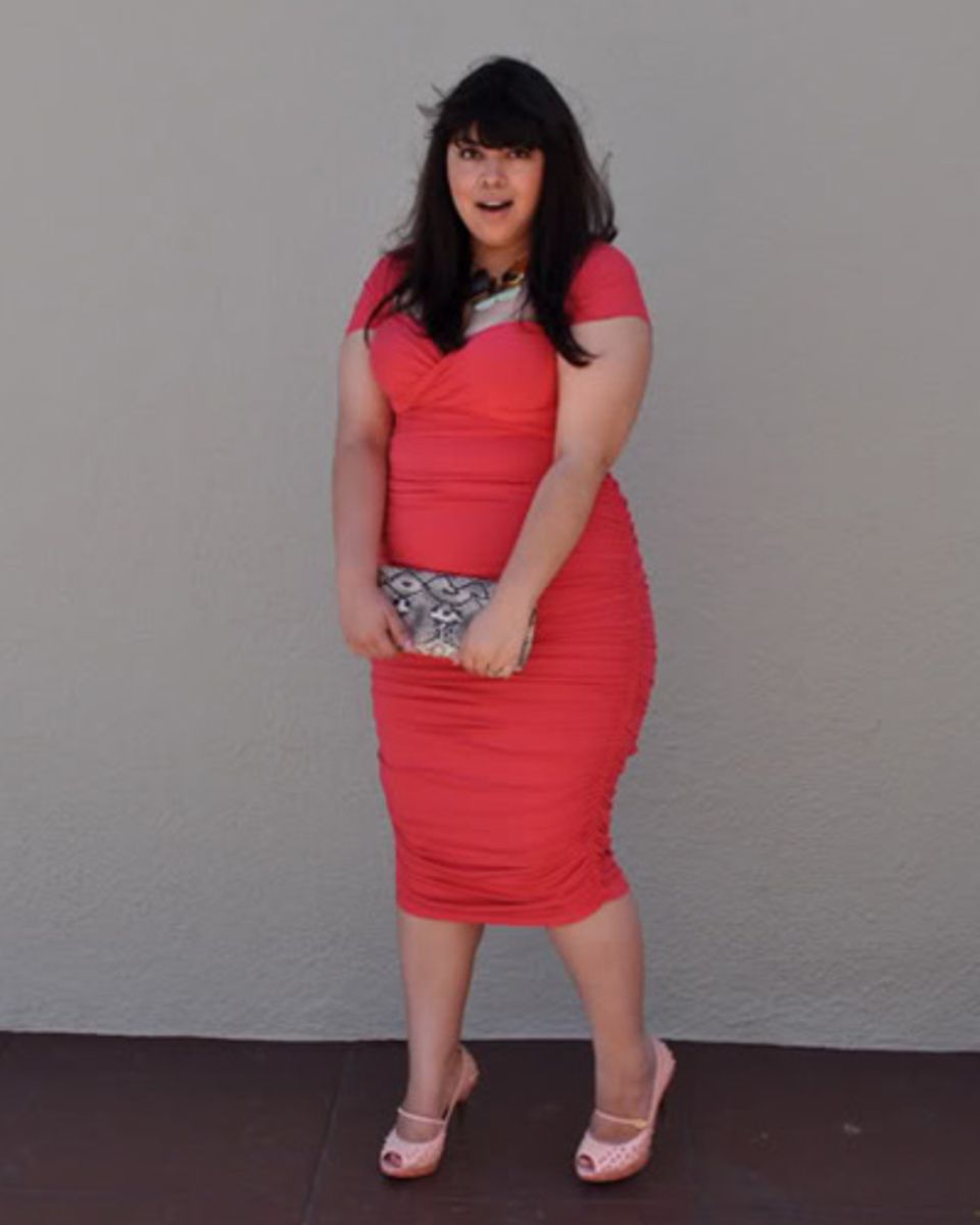 Der Look der amerikanischen Bloggerin Jay Miranda ist verspielt und feminin. Sie zeigt eben gern, was sie hat - und sieht dabei so bezaubernd aus wie in diesem figurbetonten korallfarbenen Kleid mit Raffungen und Wickeloptik.