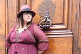Nicht zu übersehen: Stéphanie Zwicky liebt Hüte. Zu ihrem bestickten Kleid in Bordeauxrot und den farblich perfekt abgestimmten Stiefeletten passt der Borsalino aber auch zu gut.